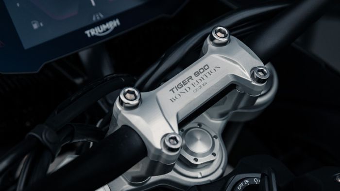 Τιμονόπλακα με την αρίθμηση του μοντέλου. 