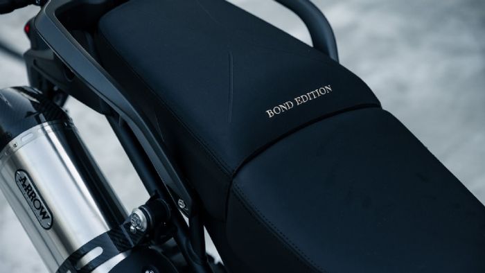 Λογότυπο Bond Edition και στην σέλα. 