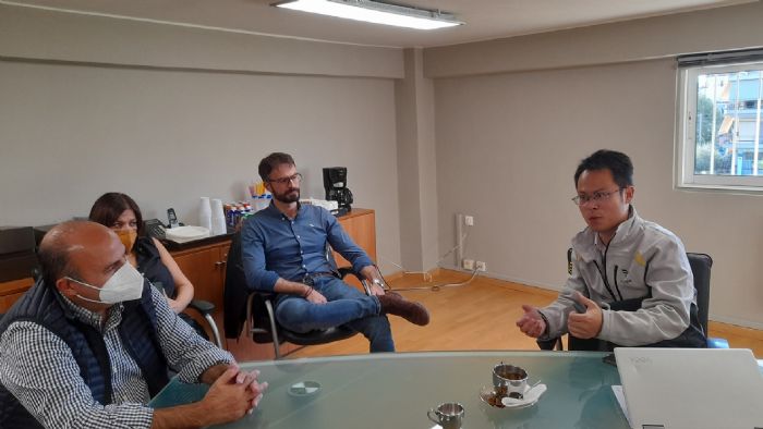 Από αριστερά: Δ. Χιωτάκης (συνιδιοκτήτης Mototrend), Μ. Ροτσάκη (διευθύντρια marketing Mototrend), Χ. Κουτσουρίδης (διευθυντής πωλήσεων) και Allen Yin. 