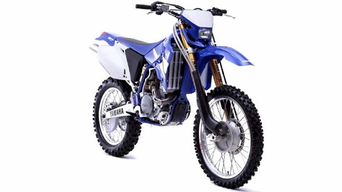 Μία Yamaha WR450F με το σύστημα 2-Trac της Ohlins: Προσέξτε τους δύο σωλήνες υψηλής πίεσης, που πηγαίνουν στην πλήμνη του εμπρός τροχού, στην οποία υπάρχει υδραυλικός κινητήρας. 