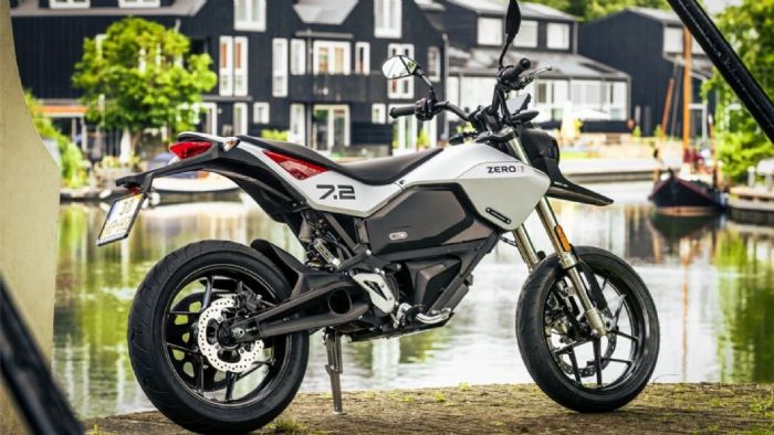 Η επιθετική σχεδίαση θυμίζει supermoto. 