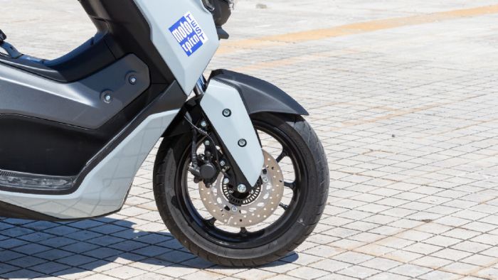 Στο εμπρός μέρος, φέρει συμβατικό τηλεσκοπικό πιρούνι, ενώ πίσω διπλό ρυθμιζόμενο ως προς την προφόρτιση αμορτισέρ, με διαφορετικά ελατήρια αυξημένης διαδρομής κατά 5 χιλιοστά.