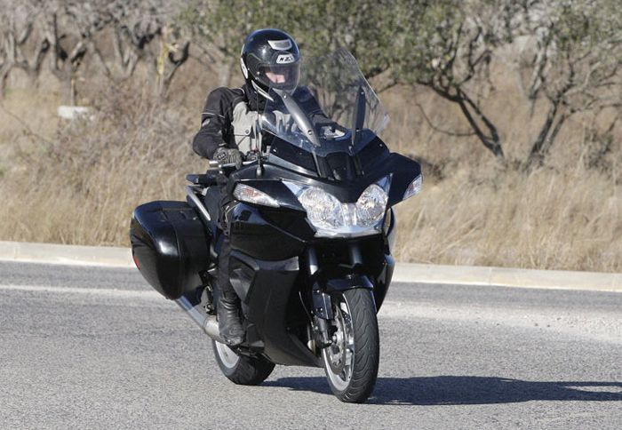 Οι ίδιοι φωτογράφοι εντόπισαν σε στάδιο δοκιμών και το ολοκαίνουργιο sport touring της Triumph. 