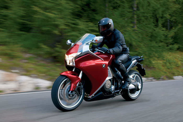 H πολυαναμενόμενη sport-touring είναι γεγονός