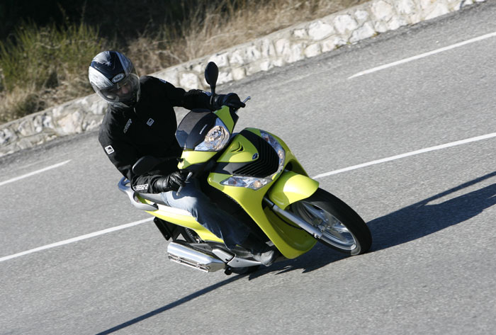 Οδηγούμε το ανανεωμένο scooter της Honda 