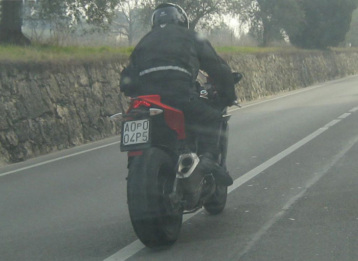 To Aprilia RSV 4 στο δρόμο!