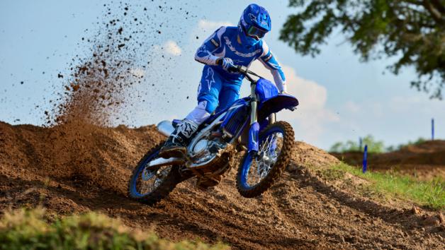 Από τις τετράχρονες YZ450F και YZ250F μέχρι τις δίχρονες YZ250 και YZ125, η ιαπωνική εταιρεία συνδυάζει τεχνολογία αγώνων, προηγμένα πλαίσια και εξελιγμένες αναρτήσεις, δημιουργώντας μοτοσυκλέτες που έχουν σχεδιαστεί αποκλειστικά για νίκες.