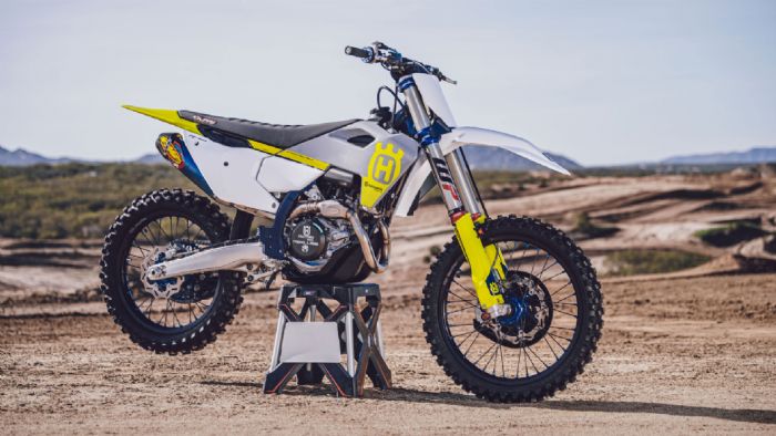 Husqvarna: Γνήσια αξεσουάρ μοτοσυκλέτας και αναβάτη στο Paddock 512