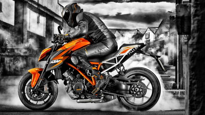 Με στιλ και νόημα, η ΚΤΜ έδωσε στη δημοσιότητα ασπρόμαυρες φωτογραφίες, στις οποίες χρώμα δίνει μόνο το νέο Superduke 1290!