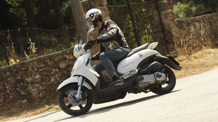 Αισθητικά, η σειρά των Scarabeo έχει ξεχωρίσει εδώ και χρόνια από τα υπόλοιπα scooter και το 300 δεν αποτελεί εξαίρεση. 
