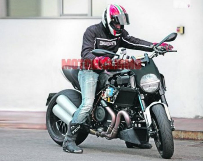 Νέες φωτογραφίες από το muscle bike της Ducati