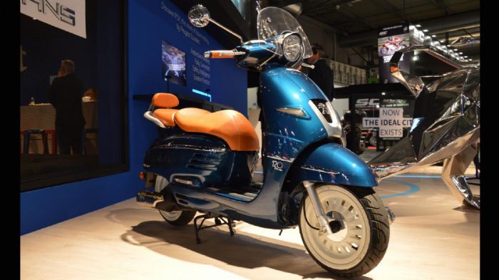 Η επετειακή έκδοση του Django, σε συνεργασία με την ιταλική εταιρεία δερμάτινων ειδών Schedoni.