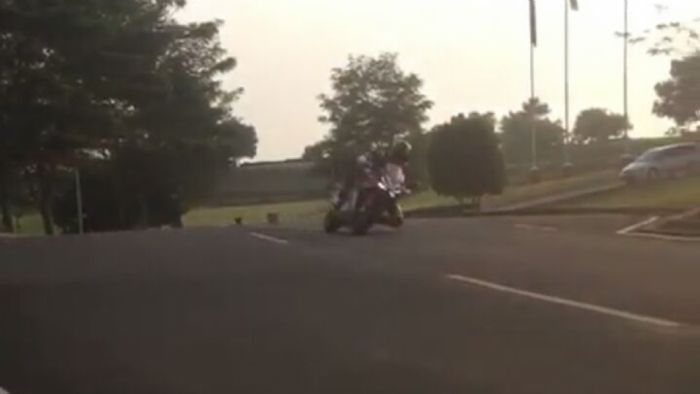 Οι φωτογραφίες που απεικονίζουν την μοτοσυκλέτα. Σχεδόν...κάτω το γόνατο! 