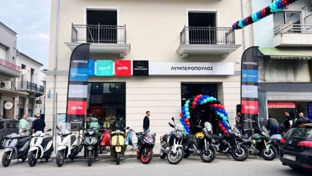 Το νέο κατάστημα προσφέρει πλήρη εμπειρία προϊόντων και υπηρεσιών, καλύπτοντας τ Το νέο κατάστημα προσφέρει πλήρη εμπειρία προϊόντων και υπηρεσιών, καλύπτοντας τις ανάγκες κάθε αναβάτη μέσα από τα κορυφαία brands Piaggio, Vespa, Aprilia και Moto Guzzi.
