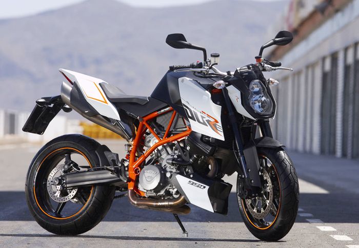 Νέος κινητήρας και πλαίσιο αναμένεται να δημιουργήσουν ένα εκρηκτικό νέο Super Duke αντάξιο του σημερινού μοντέλου που βλέπετε στη φωτογραφία.
