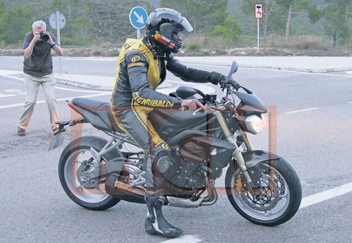 Η κατασκοπευτική φωτογραφία του Street Triple μας δίνει κάποια πρώτα στοιχεία γι Η κατασκοπευτική φωτογραφία του Street Triple μας δίνει κάποια πρώτα στοιχεία για το ανανεωμένο μοντέλο.