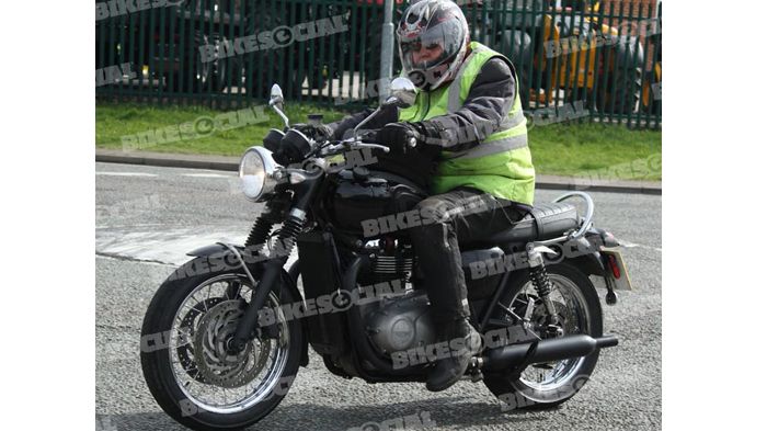 Το διακριτικό ψυγείο και οι δύο μπροστινοί δίσκοι προδίδουν τη νέα Bonneville.