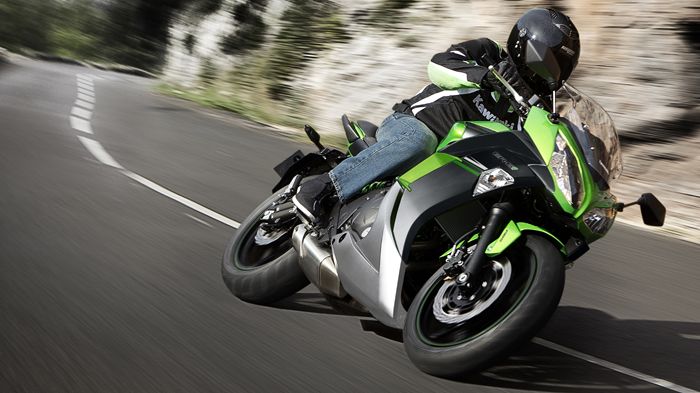 Τους νέους χρωματισμούς για τα εν σειρά δικύλινδρα μοντέλα της ανακοίνωσε η Kawasaki.