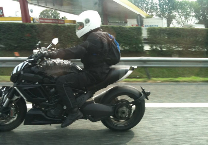 To Ducati Diavel σε νέες φωτογραφίες 