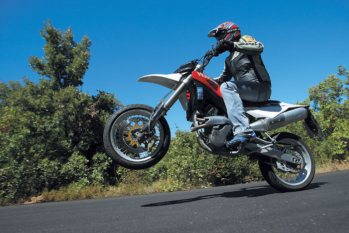 ΜΤΧ: Husqvarna SM 610 i.e. - Με κράτημα «ορόσημο»