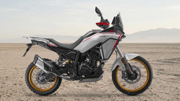 Η QJMOTOR SRT 450RX εξοπλίζεται με έναν εν σειρά δικύλινδρο κινητήρα που αποδίδει 47 ίππους στις 9.500 σ.α.λ. και ροπή 4,2 kgm στις 8.000 σ.α.λ., καθιστώντας τη ιδανική και για κατόχους διπλώματος Α2.