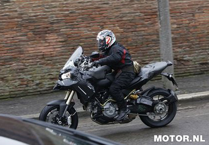 Κατασκοπευτικές photo του νέου Ducati