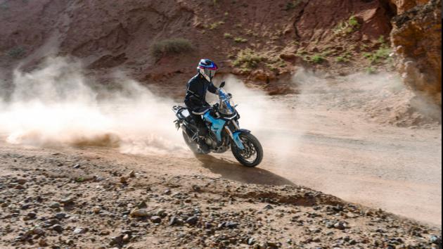 Την κίνηση αναλαμβάνει ο δικύλινδρος εν σειρά κινητήρας 486 κ.εκ., με απόδοση 47,6 ίππων στις 8.500 σ.α.λ. και 42 Nm ροπής στις 6.750 σ.α.λ.