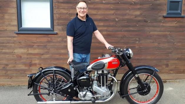 Απίστευτο και όμως αληθινό: Βρήκε την κλεμμένη μοτοσυκλέτα του μετά από 27 χρόνι Απίστευτο και όμως αληθινό: Βρήκε την κλεμμένη μοτοσυκλέτα του μετά από 27 χρόνια