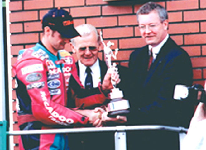 Η Kawasaki κερδίζει το TT600