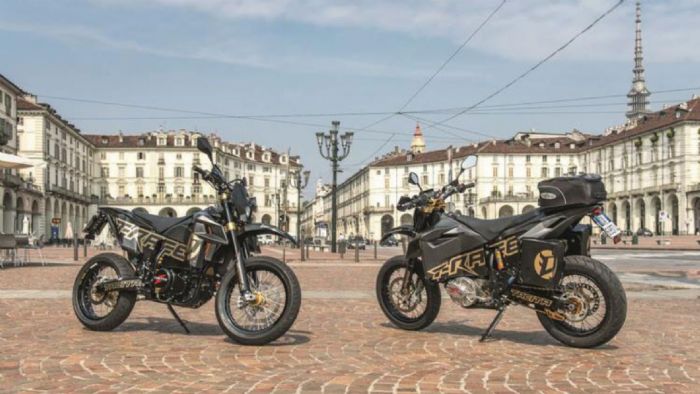 Οι πλαϊνές βαλίτσες φιλοξενούν τις έξτρα μπαταρίες.