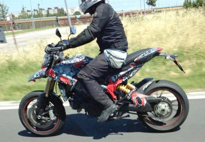 Οι νέες φωτογραφίες του υποτιθέμενου Hypermotard 848 περιπλέκουν τα πράγματα.