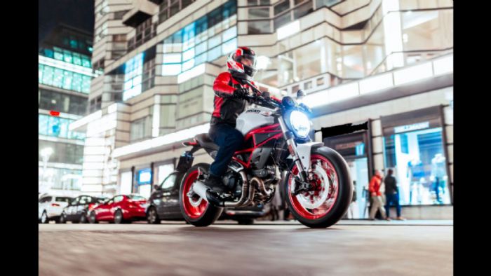 Ακόμα και σε μια σύντομη βόλτα, να φοράτε πάντα κράνος, γάντια και τα σωστά παπούτσια.