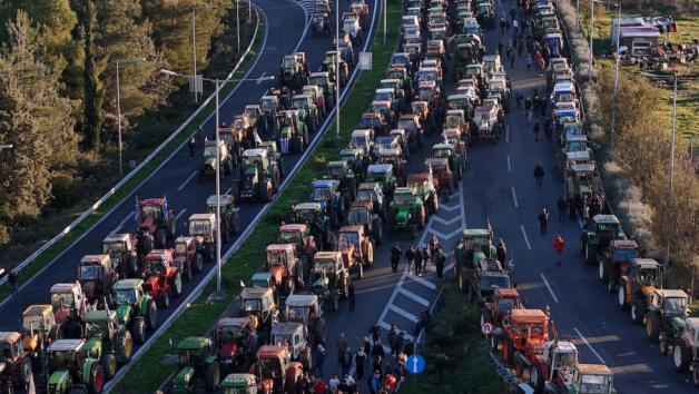 Η εικόνα της Ελλάδας από το μεσημέρι της Πέμπτης έχει αλλάξει δραματικά, καθώς οι αγρότες της Θεσσαλίας προχώρησαν σε μαζικούς αποκλεισμούς των κεντρικών οδικών αρτηριών, δημιουργώντας μια πρωτοφανή κ