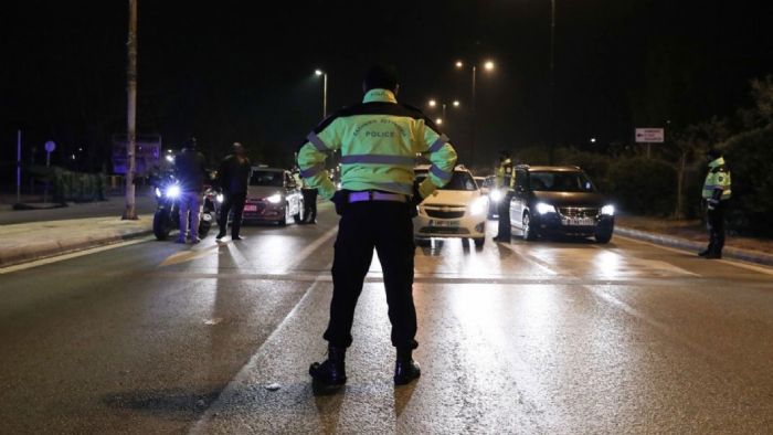 Οι Έλληνες συνεχίζουν να βγαίνουν, να γεμίζουν τα εστιατόρια και τα μπαρ, αλλά με λιγότερο… ποτό στο τραπέζι. Σύμφωνα με πληροφορίες από φορείς της αγοράς, η κατανάλωση αλκοόλ έχει μειωθεί κατά 
