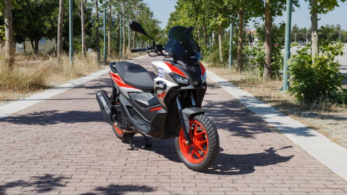 To Aprilia SR GT 200, στα 3.499 ευρώ αποτελεί εξαιρετική επιλογή για όσους θέλουν κάτι πιο ισχυρό ή για όσους θέλουν ένα scooter με χαμηλή κατανάλωση για να κινούνται στη πόλη και να μην ταλαιπωρούν τ