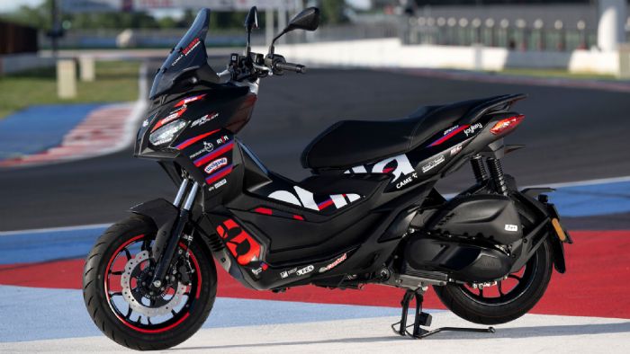 Η Aprilia παρουσιάζει το νέο SR GT Replica 2025, την πιο σπορ εκδοχή του «urban adventure» scooter της, ντυμένη με τα χρώματα των αγωνιστικών RS-GP 2025 που συμμετέχουν στο MotoGP με τον Παγκόσμιο Πρω