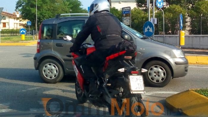 H επίμαχη φωτογραφία με την μοτοσυκλέτα. Είναι ή δεν είναι άραγε; 