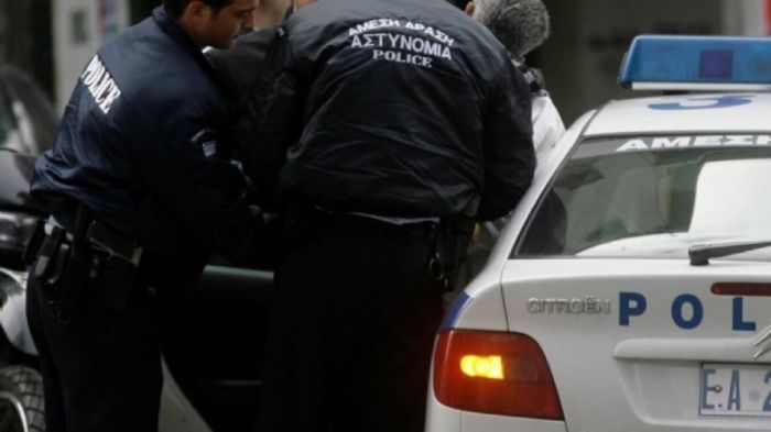 Τραμπούκισε αστυνομικούς γιατί έπιασαν το γιο του χωρίς δίπλωμα