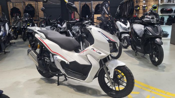 Το νέο ASUS ADV125 μόλις αφίχθη στην ελληνική αγορά και υπόσχεται να επαναπροσδι Το νέο ASUS ADV125 μόλις αφίχθη στην ελληνική αγορά και υπόσχεται να επαναπροσδιορίσει την έννοια του 125άρη scooter πόλης. Συνδυάζει off-road αισθητική, επιβλητική παρουσία και υψηλή πρακτικότητα, σε