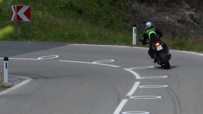 Η Αυστρία δείχνει το δρόμο: Κυκλικά σημάδια σε στροφές για μείωση ατυχημάτων