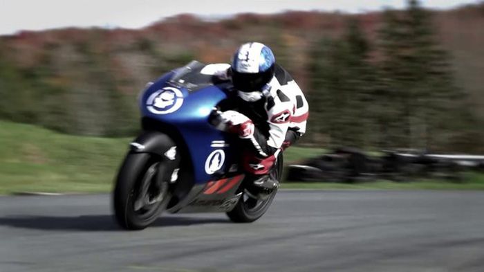 Ενάντια στις ηλεκτρικές μοτοσικλέτες της Zero, που ήδη εξασφάλισαν τη συμμετοχή τους στο Pikes Peak, θα αγωνιστεί η καναδική Amarok P1A. 