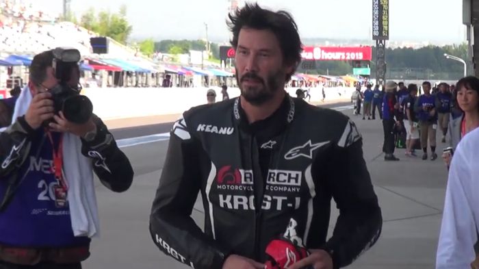 Αν σε λένε Keanu Reeves οι πόρτες έχουν μια τάση να ανοίγουν κάπως πιο εύκολα.