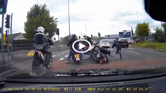 Αστυνομικοί «εμβολίζουν» κλεμμένα σκούτερ! [video]