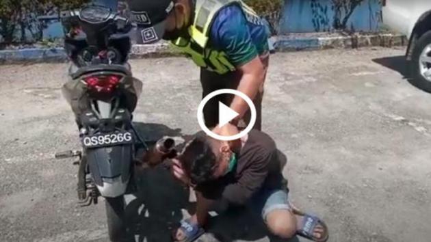 Αστυνομικός τιμωρεί πιτσιρικά με την ίδια του την εξάτμιση [video]