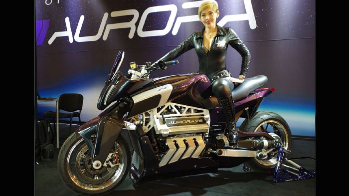 Με τα ηλεκτρονικά βοηθήματα που έχει η μοτοσικλέτα, ίσως να μπορεί να την οδηγήσ Με τα ηλεκτρονικά βοηθήματα που έχει η μοτοσικλέτα, ίσως να μπορεί να την οδηγήσει και η αιθέρια ύπαρξη της φωτογραφίας.