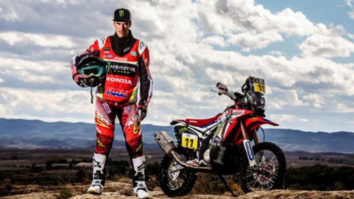 Ο Joan Barreda και η μοτοσυκλέτα του CRF 450 RALLY Ο Joan Barreda και η μοτοσυκλέτα του CRF 450 RALLY