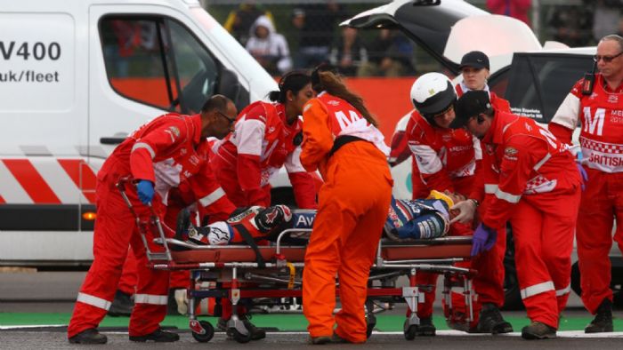 Ο Loris Baz κατά την φροντίδα του από το ιατρικό προσωπικό. Ο Baz είχε χάσει τις αισθήσεις του, αλλά τις ανέκτησε λίγο πριν μπει στο ασθενοφόρο. 