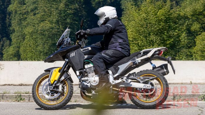 Μετά από μια δεκαετία, η Benelli επαναφέρει τρικύλινδρο κινητήρα στη γκάμα της. Το νέο TreK βρίσκεται ήδη σε φάση δοκιμών γύρω από το Pesaro, αποτελώντας ένα από τα πιο φιλόδοξα project της ιταλικής φ