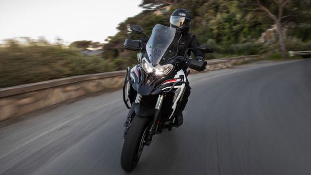 Το Benelli TRK 702 αποτελεί τη φυσική συνέχεια της επιτυχημένης οικογένειας TRK και σηματοδοτεί την είσοδο της ιταλικής φίρμας στη μεσαία κατηγορία adventure–touring. 