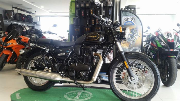 Το Benelli Imperiale 400 στο κατάστημα της Λεωφ. Αλίμου 76. 